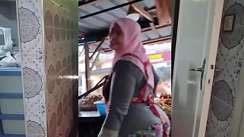 Voluptuous Indonesian Muslim Mother With Irresistible Curves